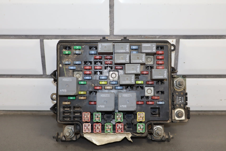 2003-2004 GMC Sierra 2500HD LB7 Duramax Engine Fuse Box 15811689 OEM Complete