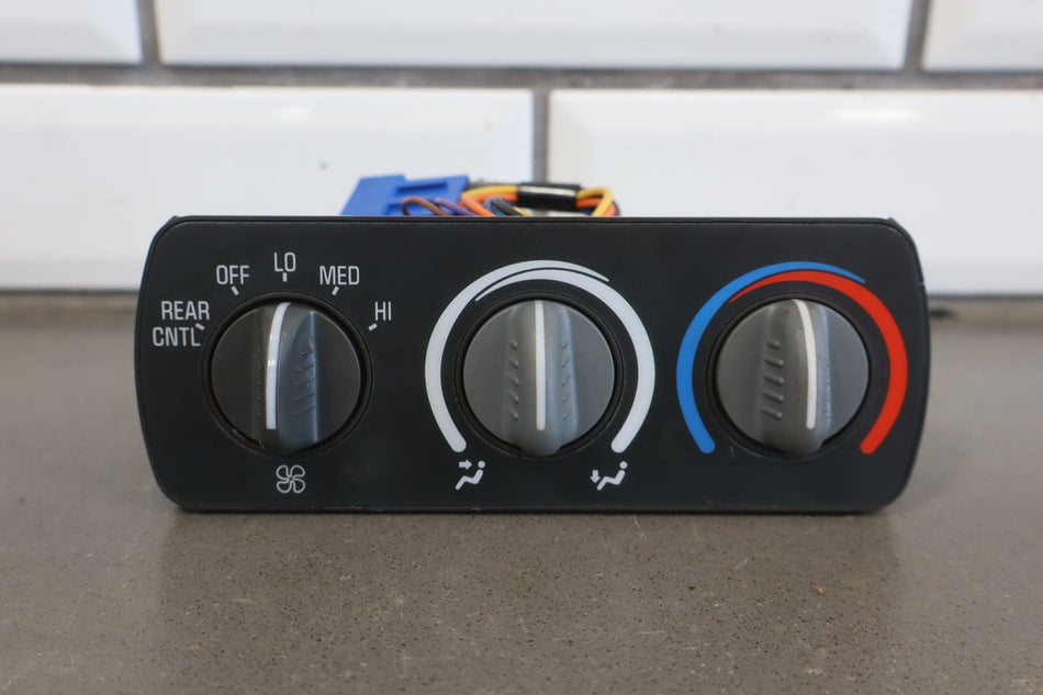 1997 Chevrolet Suburban 2500 AC w/o rear defrost Heater/AC Controls 590
