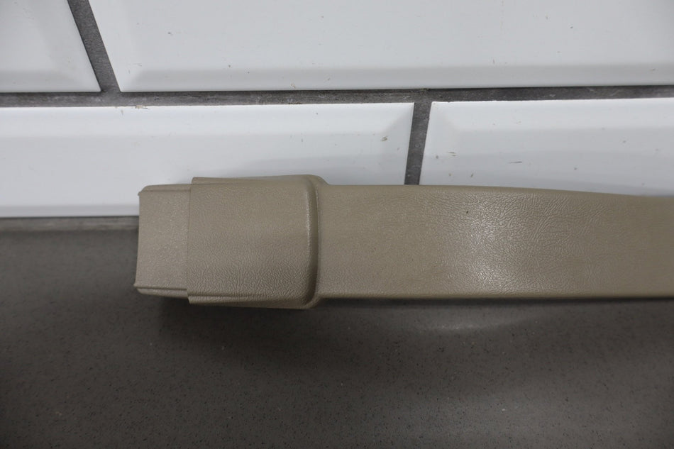 1999 Cadillac Escalade GMT400- Right Front Seat Belt Buckle