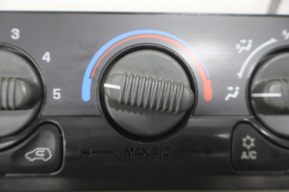 1999-2002 Chevrolet Silverado 2500 HD Climate Control 15054697 OEM