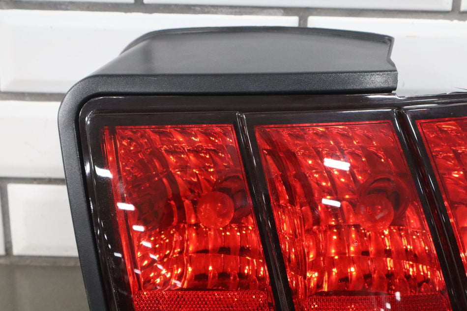 1999-2004 Ford Mustang GT V6 Passenger Right RH Tail Light Assembly XR33-13B504