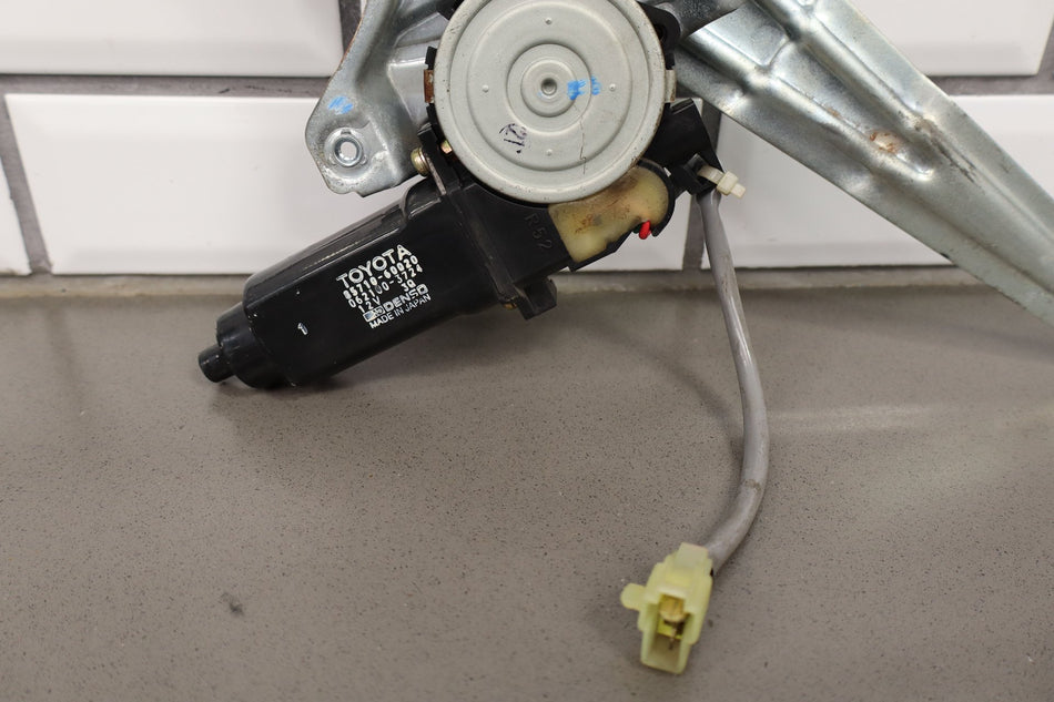 91-97 Toyota Land Cruiser 96-98 LX450 RH Rear Window Regulator Motor 58167