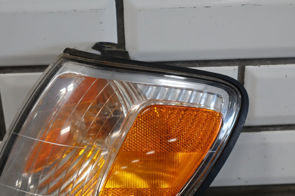 1998-2005 Toyota Land Cruiser Left Front Lamp Driver Turn Signal