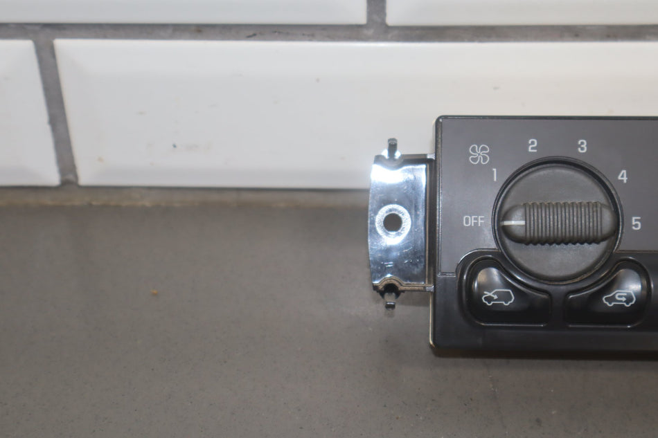 1999-2002 Chevrolet Silverado 2500 Climate Control 15054697 OEM