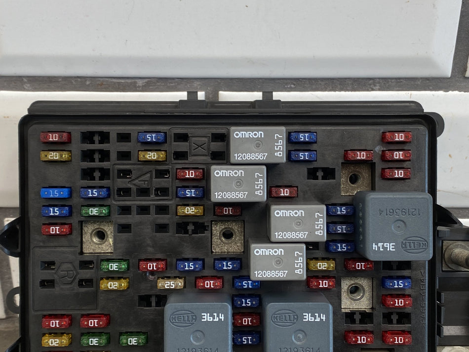 1999-2002 Chevrolet Silverado GMT800 5.3L Engine Fuse Box 15811689