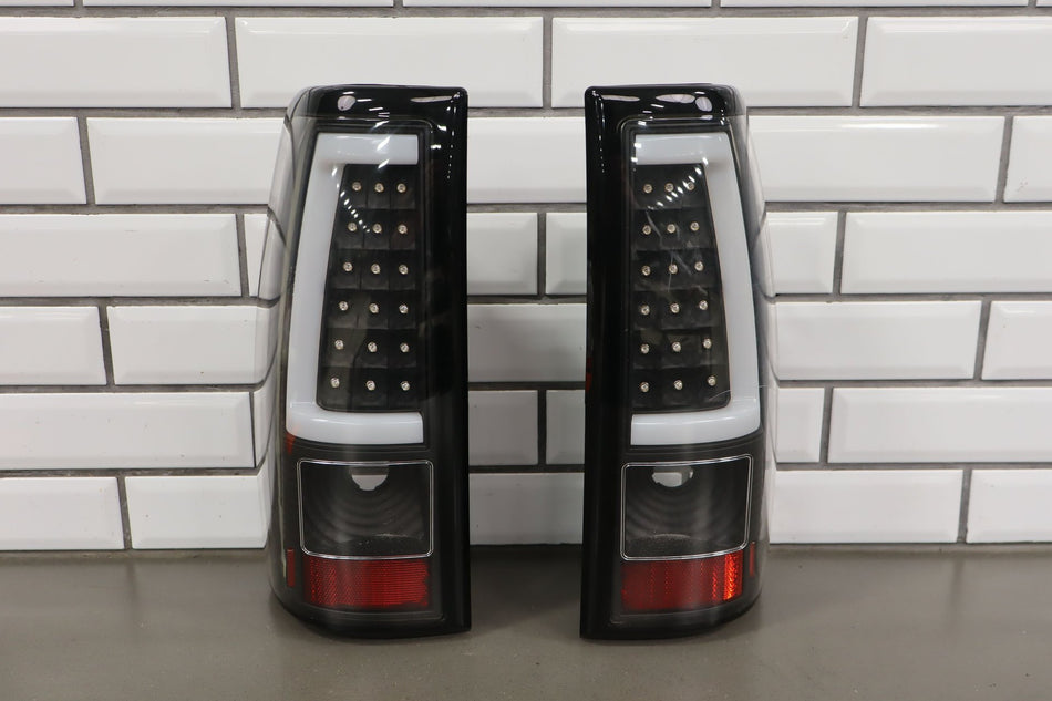 2004 GMC Sierra 2500- TAIL LIGHT ASSEMBLY