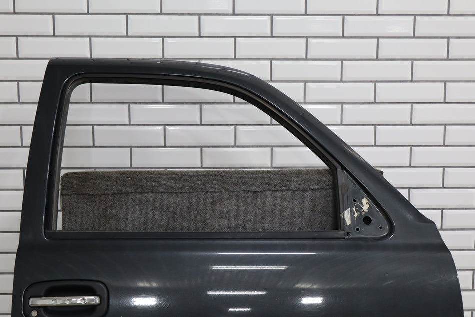 99-07 Chevy GMC Truck SUV GMT800 Right Front Door Black 41U
