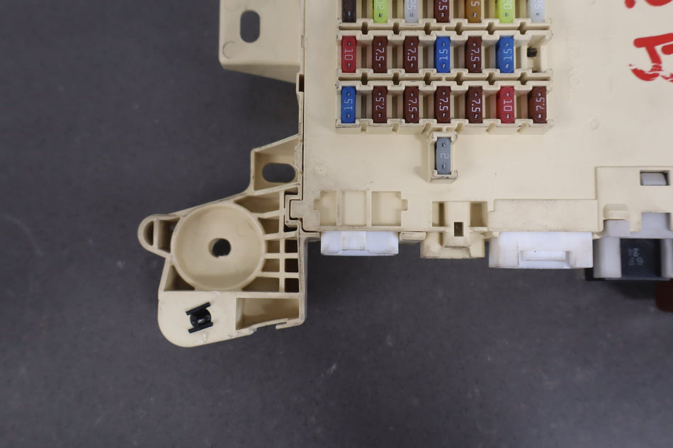 2004 Lexus LS430 F30 4.3L Cabin Fuse Box
