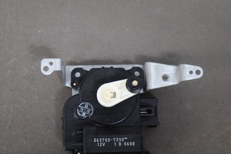 2000 Toyota Land Cruiser LX470 Heater Control Valve 0637007390 OEM