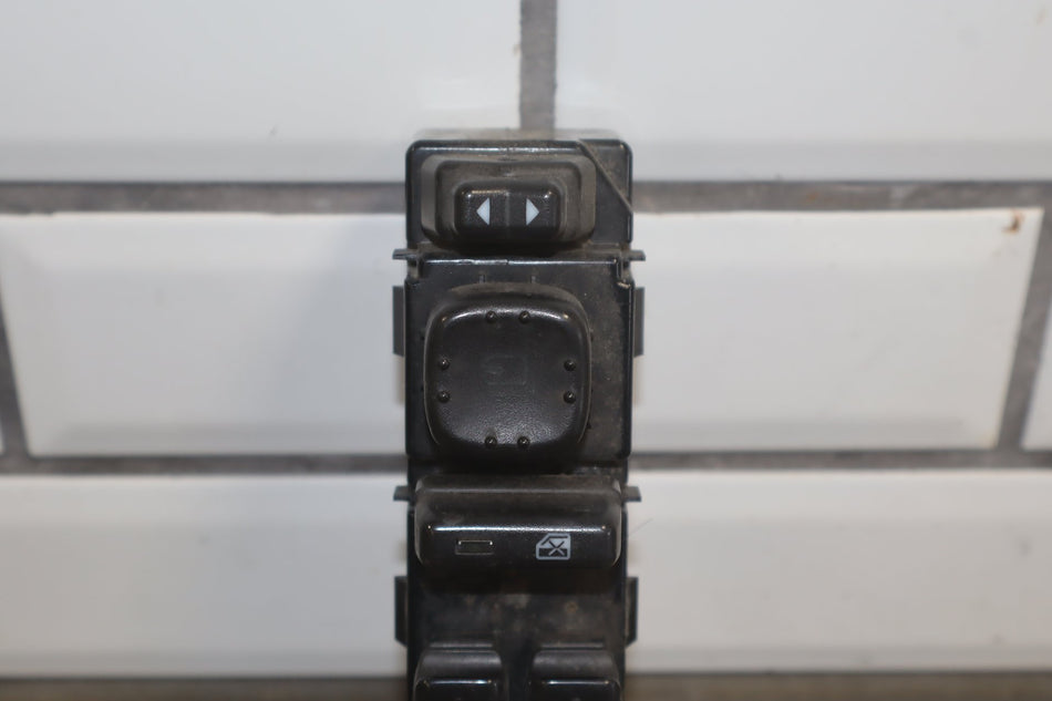 2003-2007 Hummer H2- Left Front Window Switch W/ Bezel