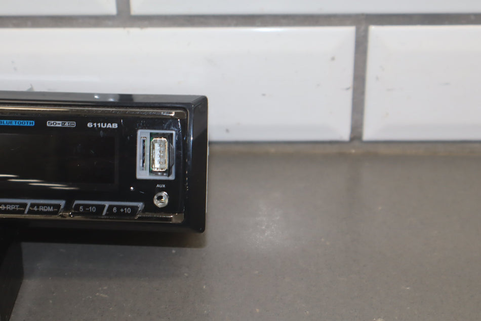Boss 611UAB Radio Single DIN