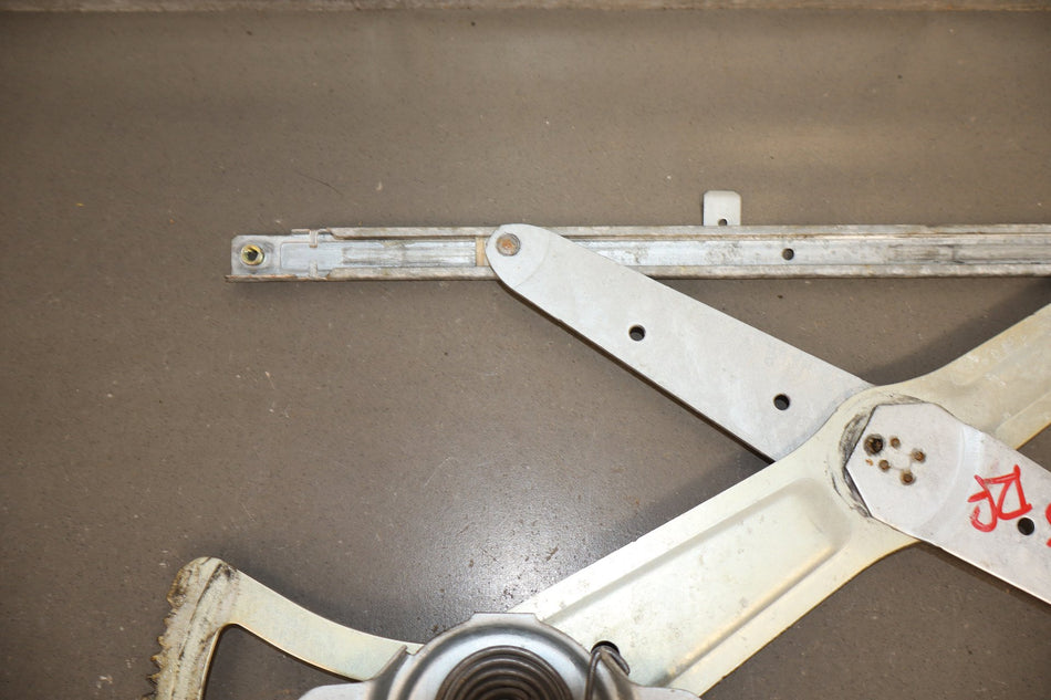 1998-2007 Lexus LX470 Right Front Door Regulator 6980160070 OEM