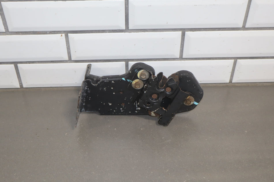 2003-2007 Hummer H2- Center Hood Latch, Cowl Mounted 15172382