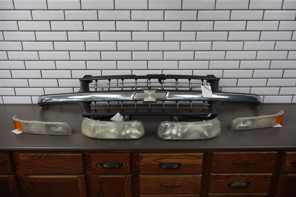 01-02 Chevy Silverado 2500HD/3500 OEM Front Grille with Lights 15747824