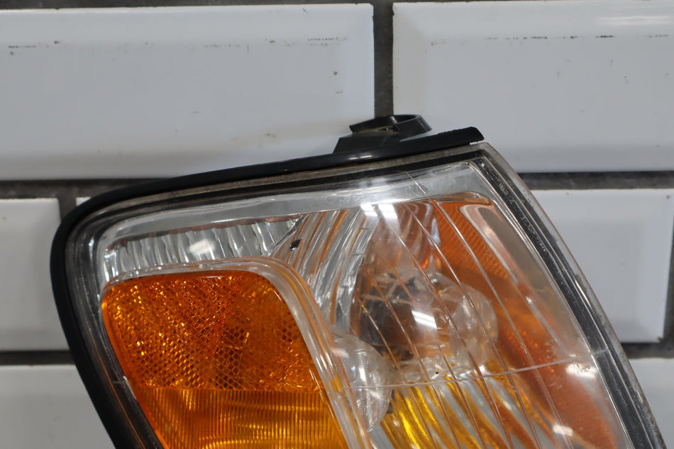 1998-2005 Toyota Land Cruiser Right Front Lamp Passenger Turn Signal