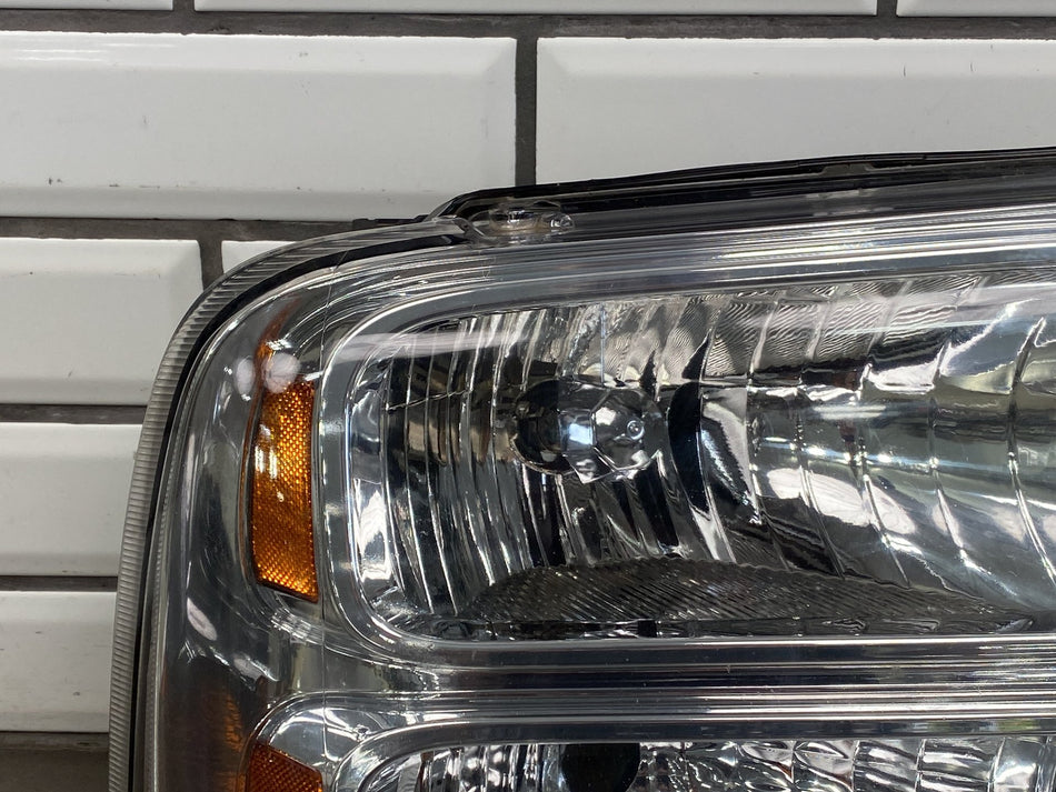 05-07 Ford F250 F350 Super Duty Passenger Right RH Headlight Halogen OEM