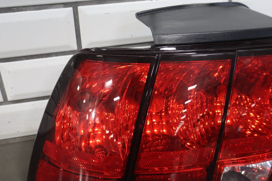 1999-2004 Ford Mustang GT V6 Driver Left LH Tail Light Assembly XR33-13B505