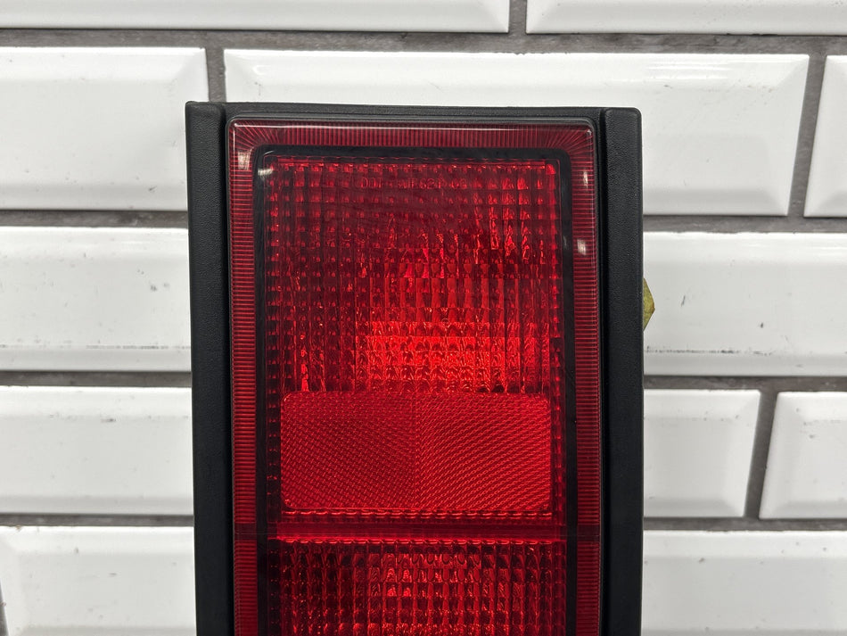 2005-2009 Hummer H2 SUV Right Tail Light Quarter Panel Mounted 25874014