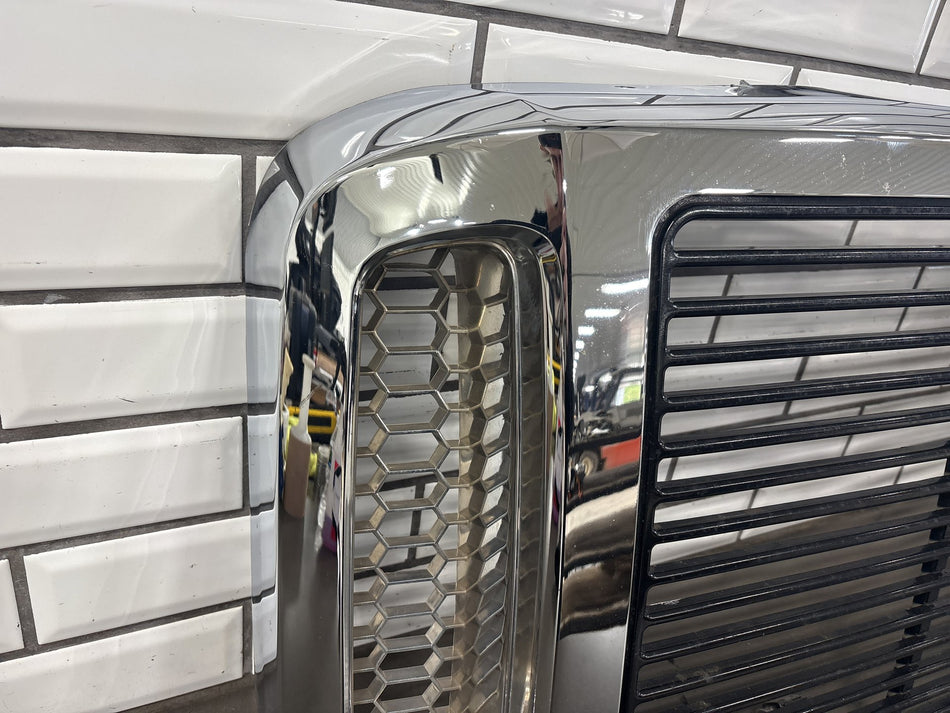 05-07 Ford F250 F350 Super Duty Chrome Grille 5C3Z8200BAA OEM (Damaged Tab)
