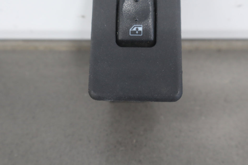 2003-2007 Hummer H2- Left or Right Rear Window Switch 15093146