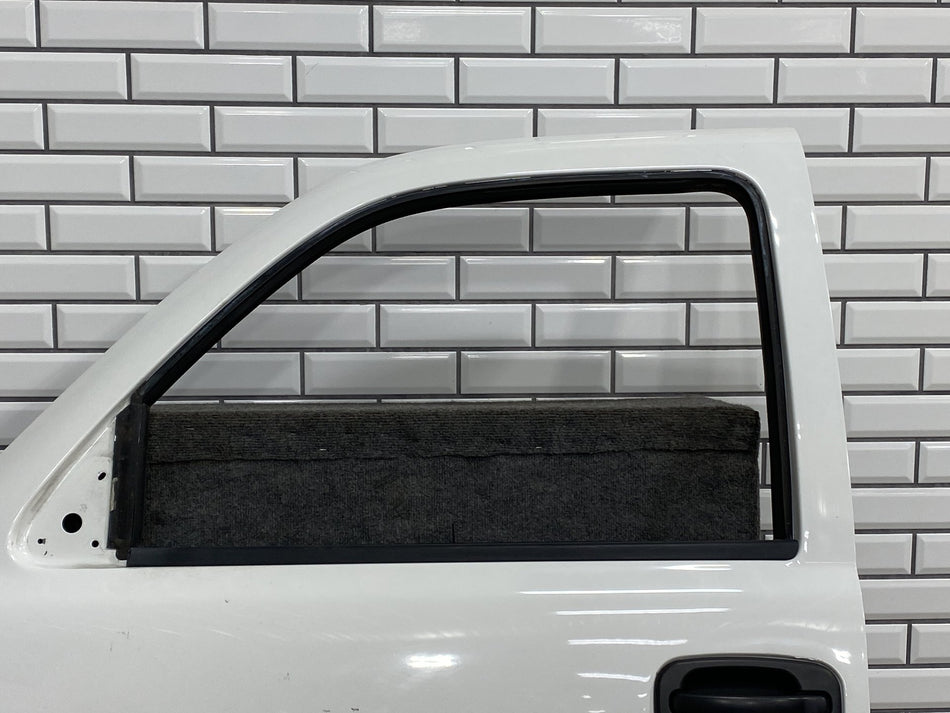 99-07 Chevy GMC Truck SUV GMT800 Left Front Door Summit White 50U
