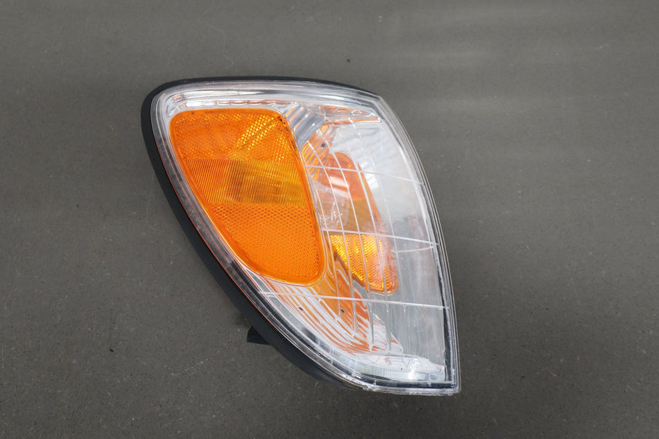 1998-2007 Lexus LX470 Right Front Lamp 8161060220 OEM