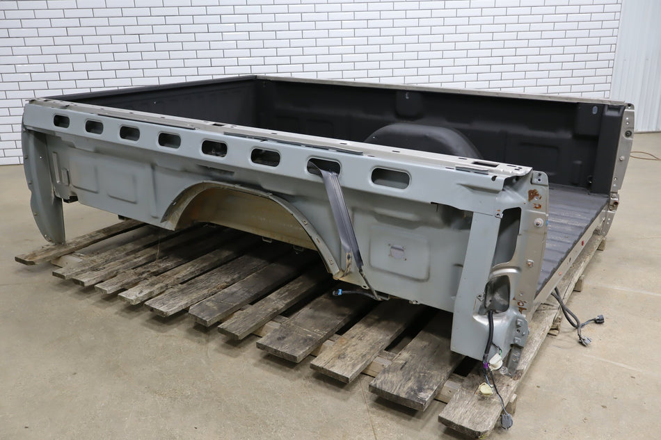 2001-2007 Chevrolet Silverado 3500 Truck Bed 88934978 OEM Dually Center
