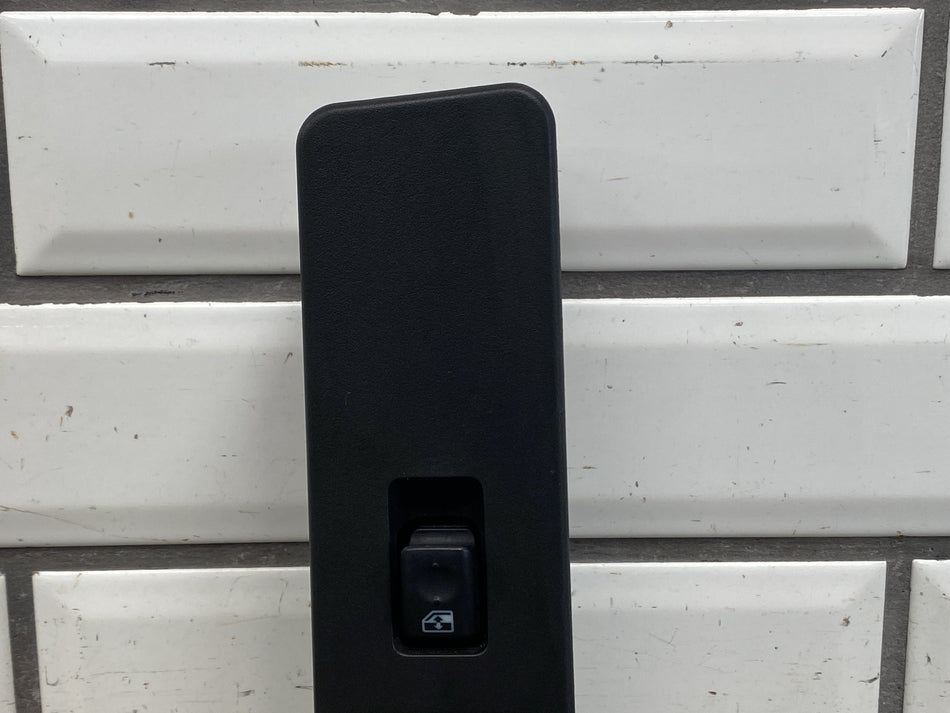 2003-2007 Hummer H2 Passenger Right RH Front Window Switch OEM 15846874