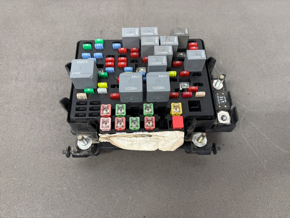 03-05 Chevy GMC 2500HD 6.6L Duramax Diesel Engine Fuse Box OEM 15811689