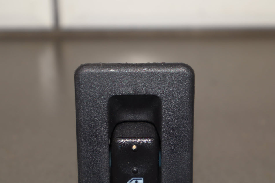 2003-2007 Hummer H2 - Left or Right Rear Window Switch 15093146