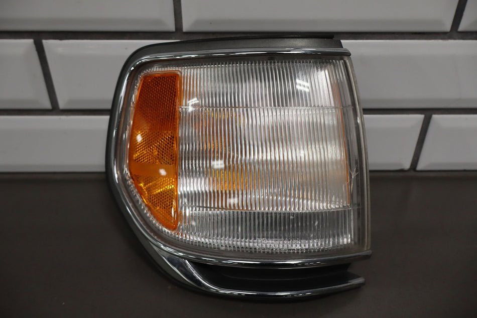 1995-1997 Toyota Land Cruiser Lexus LX450 Passenger Right Front Lamp Fender Mounted