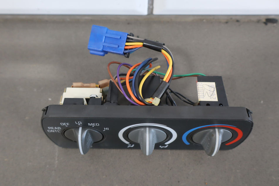 1997 Chevrolet Suburban 2500 AC w/o rear defrost Heater/AC Controls 590