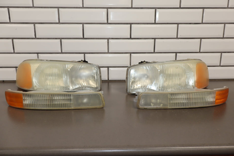 2004 GMC Sierra Headlight Set