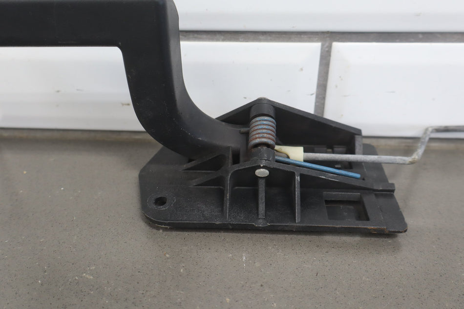 2003-2007 Hummer H2 - Left Front Door Latch 15816392