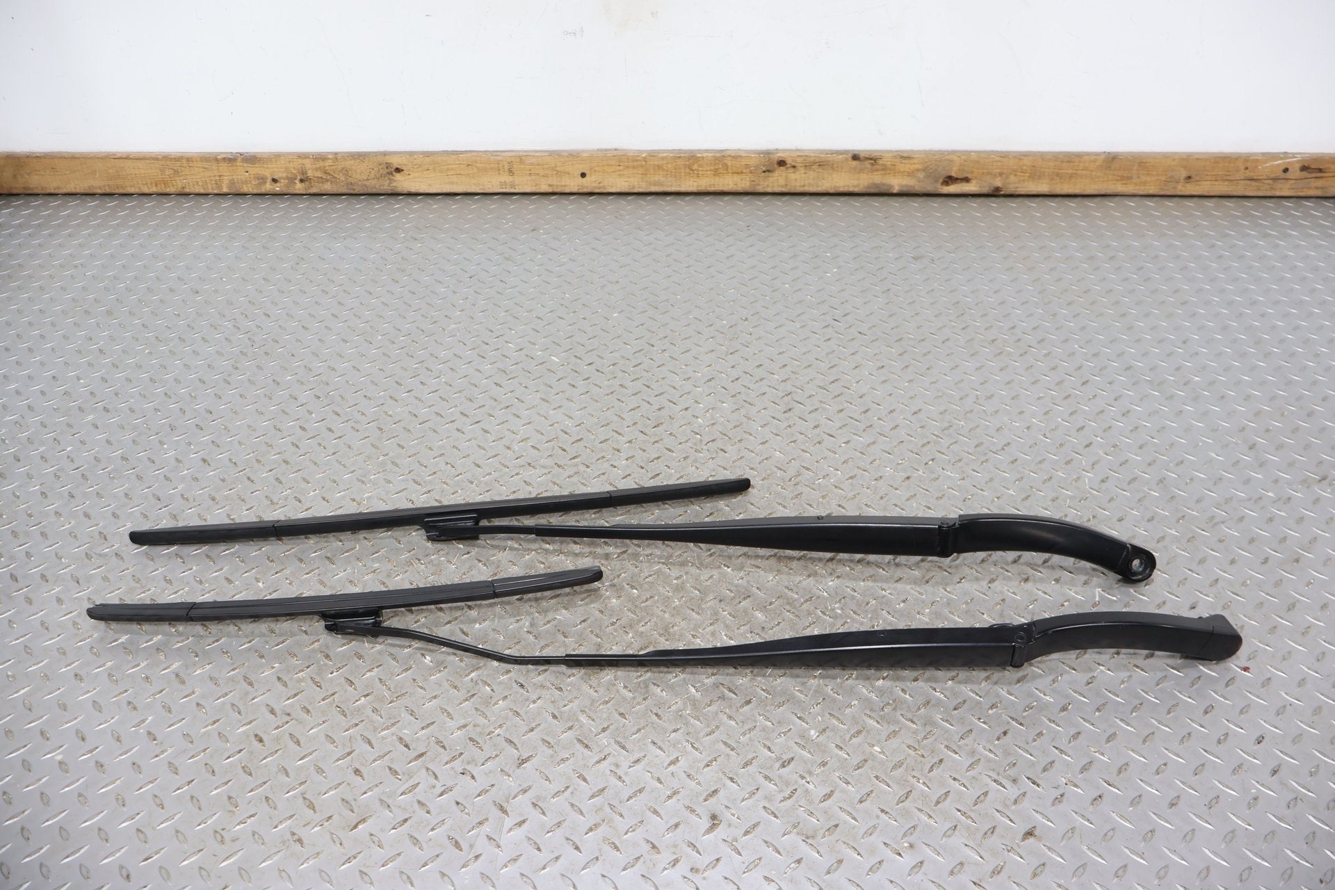 Wiper Arm, 2022, Rivian, R1S
