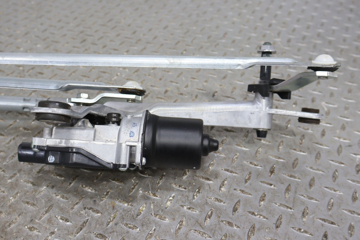 Wiper Linkage, 2022, Rivian, R1S