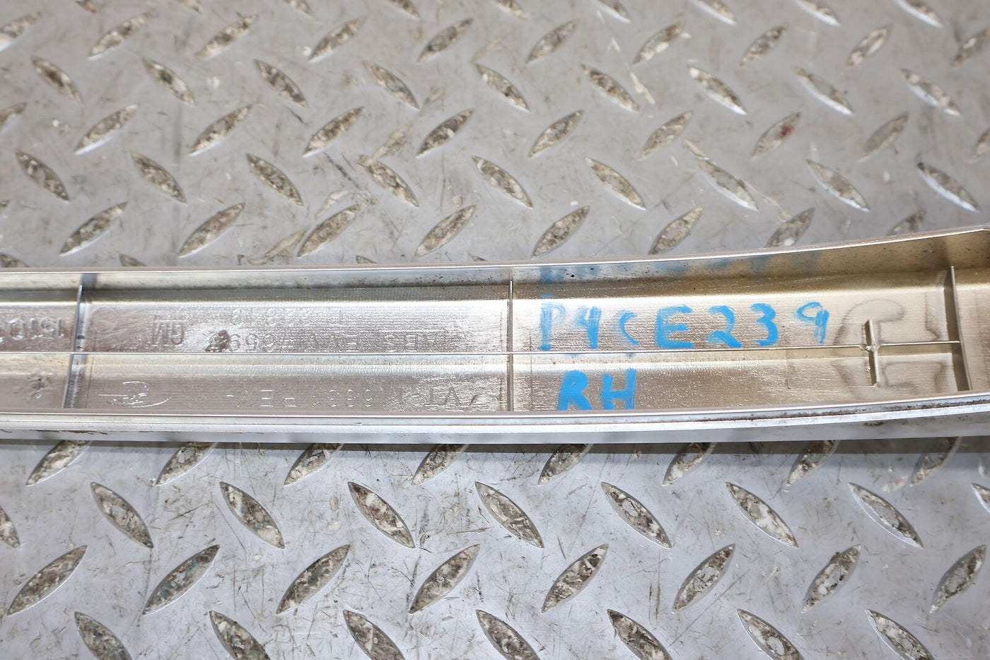 03-06 Chevy SSR Right RH Passenger Interior Door Handle W/ Trim (Silver)