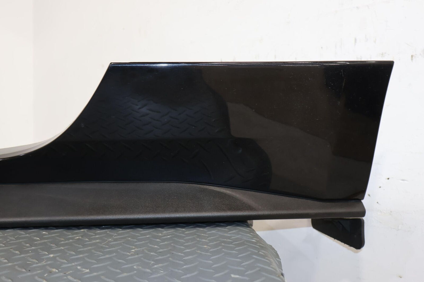 15-22 Ford Mustang GT Coupe Left LH Rocker Moulding (Shadow Black G1) Repaired